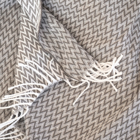 Cotton Blanket Grey and White Chevron 140x200 cm for Everyday Comfort